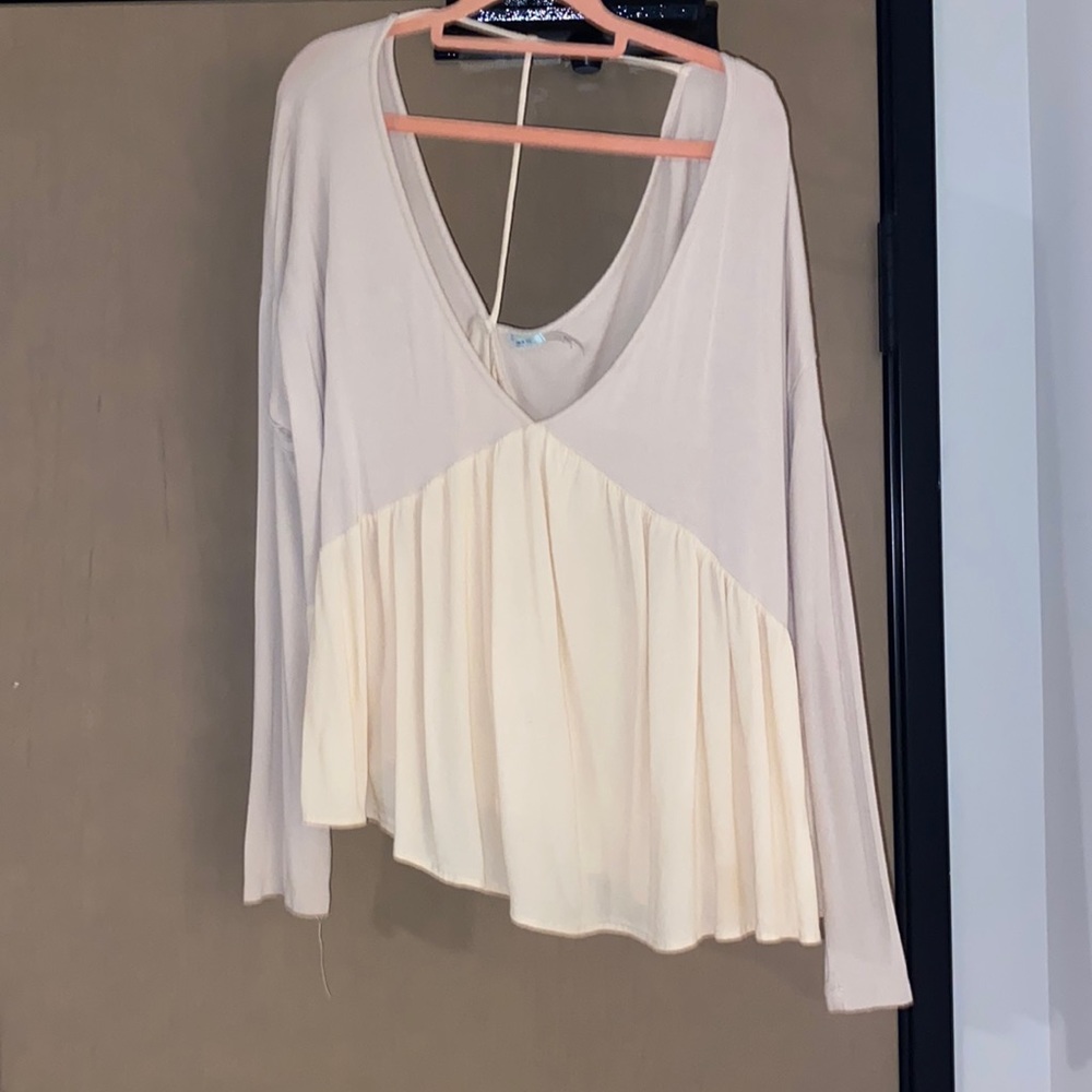 Gorgeous low cut top Worn twice!